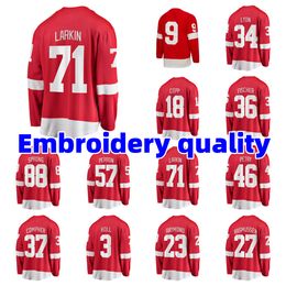 Nouveaux maillots de hockey # 71 DYLAN LARKIN MORITZ SEIDER VILLE HUSSO LUCAS RAYMOND MICHAEL RASMUSSEN Maillot de joueur à domicile - Rouge blanc