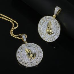 Nouveau pendentif hip hop arrivé avec une lettre de styles punk plaqué or entièrement pavée de cz en dieu, nous faisons confiance au charme avec un collier de chaîne de corde pour les hommes garçon prier bijoux drop ship