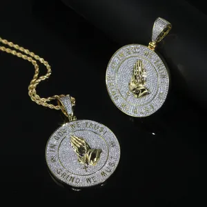 Nieuw aangekomen hiphop hanger met volledige cz verharde vergulde punkstijlen letter in god we trust charme met touw ketting ketting voor mannen jongen bidden sieraden drop ship