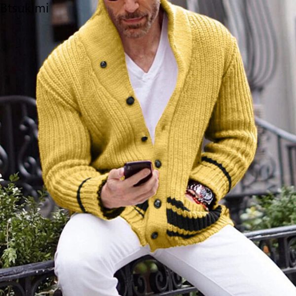 Nuevo suéter de punto de otoño e invierno para hombre, chaqueta cálida, chaqueta de calle para hombre, cárdigan de un solo pecho, suéter amarillo rojo sólido para hombre 240113