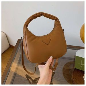 Nouvelle texture automne/hiver mode cuir souple aisselles épaule unique pour femme petit et populaire portable 2024 nouveau design mode 78% de réduction sur le magasin en gros