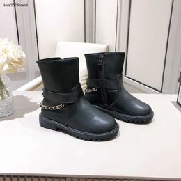 Nuevas botines de bebé Botas Decoración de la cadena de metal Diseñador de niños Tamaño 26-35 que incluye zapatillas de zapatilla de zapatillas para niños.
