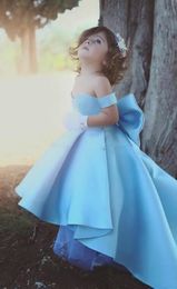 Nieuwe babyblauwe bloemenmeisjes kleden van schouder grote boog hi-lo satijn simpel prinses meisjes optochtjurk voor kinderen peuterjurk aangepast