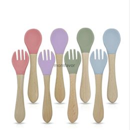 Nouveaux biberons # 2 pièces manche en bois pour enfants cuillère fourchette en Silicone doux et résistant aux chutes cuillère d'alimentation pour bébé ensemble cuillère fourchette alimentaire auxiliaire