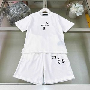 Nieuwe babykleding Zomer Minimaal Design Kids Tracksuits Maat 110-160 cm Zwarte letter Afdrukken Boys T-shirt en shorts 24mar