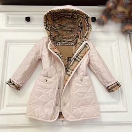 Nuevo abrigo con capucha para bebés Invierno Invierno Chaqueta de algodón de longitud media tamaño 110-170 Diseño de revestimiento a cuadros para niños Dec05 Dec05