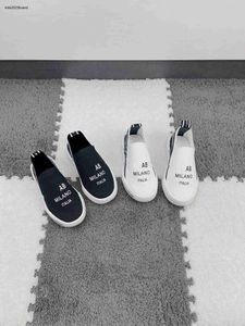 Nieuwe baby gebreide schoenen designer kindersneakers maat 26-35 Boxbescherming Zwart-wit kleurenschema ontwerp meisjes casual schoenen 24Mar