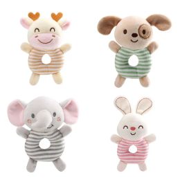 Nouveaux jouets pour bébés animaux de dessins animés en peluche de lit de manche en peluche pour le nouveau-né 0-24 mois