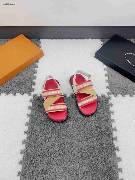 Nuevas sandalias para bebés Lienzo con estampado de alfabeto Zapatillas para niños Precio de costo Tamaño 26-35 Incluye caja Diseño de suela antideslizante Zapatos para niños 20 de enero