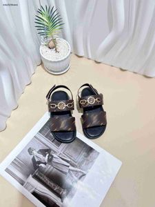 Nouveaux sandales bébé chaussures d'enfants bruns taille du prix 26-35, y compris en carton boîte en métal décoration de logo enfant pantoufles 24april