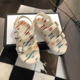 Nouveau bébé Sandales Conception de broderie colorée Chaussures pour enfants Prix de revient Taille 21-35 Y compris la boîte de pantoufles d'été résistantes à l'usure pour enfants 24Mar