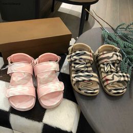 Nuevas sandalias de bebé lindas diseño rosa zapato para niños Tamaño de costo Tamaño 26-35 incluyendo cajas antideslizantes Slipe Summer Girls Slippers 24 abril