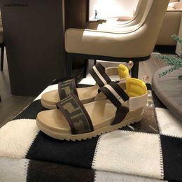 Nouveau bébé Sandals Lettre imprimer Chaussures pour enfants Taille du prix 26-35, y compris la boîte Multicolored Stripes Filles Boys Slippers 24aPril