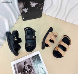 NIEUWE BABY SANDALS METAL LOGO BADGE Decoratie Kinderschoenen Kosten Prijs Maat 26-35 inclusief doos Anti Slip Sole Summer Girls Slippers 24April