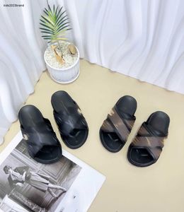 Nieuwe babyslippers geprinte lederen schoenenmaten 26-35 inclusief schoenendoos zomerkruisontwerp jongens sandalen 24april