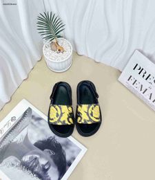 Nouvelles pantoufles bébé conception de motif jaune Chaussures pour enfants 26-35, y compris la boîte à chaussures Sandales de garçons de haute qualité de haute qualité 24Pril