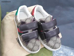 Nieuwe baby sneakers verschillende kleurontwerpen Kinderschoenen maat 26-35 Hoogwaardige merkverpakking Buckle Riem Girls schoenen Designer Boys Shoes 24 May