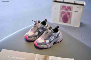 Nuevas zapatillas de deporte para bebés Diseño de empalme de rosa zapatos casuales de niños 26-35 Embalaje de caja de marca Biños de alta calidad zapatos de diseño para niños 24 de mayo