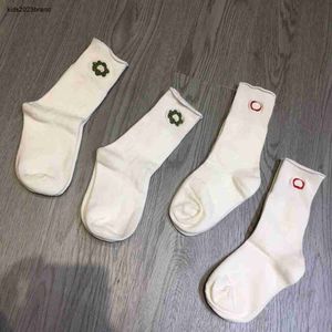 Nuevas medias de bebé Calcetines blancos puros para niños ropa de diseñador para niños Bordado colorido niño niña manguera invierno Cálido pantimedias para niños
