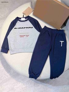 Nieuwe baby trainingspakken herfst tweedelige set maat 90-160 merkkleding voor kinderen logo gedrukt patchwork ontwerp hoodies en broek jan10