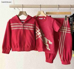 Nouveau bébé survêtements designer enfants trois pièces ensemble taille 100-150 rouge veste à capuche T-shirts à manches courtes et pantalons de sport Jan10
