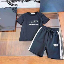 Nouveaux survêtements pour bébé Impression de logos avant et arrière Vêtements de marque pour enfants Taille 110-160 CM Enfant T-shirt et short à manches courtes 24Feb20