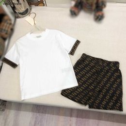 Nuevos bosques de pistas de bebé Summer Boys Traje de manga corta para niños Tamaño de ropa de diseñador de 100-160 cm Camiseta y alfabeto Shorts estampados 24 abril