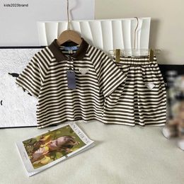 Nieuwe baby tracksuits Summer Boys Two Piece Set maat 90-140 cm Kinderontwerper Kleding Contrast Stripe Design Polo shirt en shorts 24April