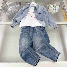 Nuevos chándales de pistas de bebés Summer Tres piezas Tres de diseño para niños Tamaño de ropa de 100-160 cm Camiseta redonda de mezclilla y jeans 24 abril