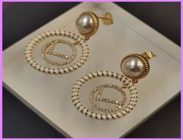 Nuovi grandi orecchini pendenti per le donne Designer Lettera Orecchino Gioielli di moda di strada Orecchini rotondi di perle Uomo per regali con scatola D26801048