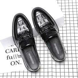 Nouveau noir britannique authentique cuir mens chaussures de commerce à la mode ajustement paresseux décontracté