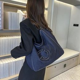 Nieuwe zwarte handtas mode dames schouder crossbody tas eenvoudige vrouwen uitgaande blauwe kruistas klassieke c lettertassen verjaardagscadeaus