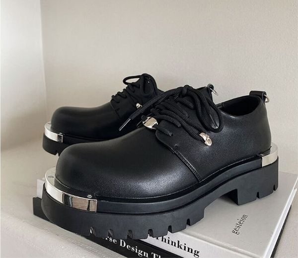 Nouveaux mocassins noirs pour hommes Patent Le cuir rond Round Slip-On Mariage Forme de chaussures pour hommes pour garçons Chaussures habillées de fête