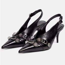 Nieuwe zwarte puntige Slingback Dames Hoge Hakken Spike Metalen gesp decoratie Damesschoenen Mode Back Strap Kitten Heel Jurk schoenen 90mm luxe designer schoenen