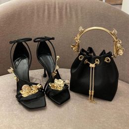 Nuevas sandalias de satén negro con flores de metal Moda de 95 mm Punta cuadrada para mujer Correa en el tobillo Sandalia de tacón de aguja Zapatos de diseñador de lujo Zapatos de fiesta Zapatos de noche con caja