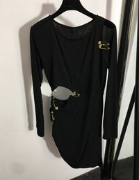 Nouveau noir robes sexy femmes à manches longues col rond Mini robe de piste courte avec des épingles dorées dame Club vêtements de fête