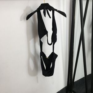 Nieuwe Zwarte Sexy Vrouwen Jumpsuits Halter Mouwloze Gouden Knopen Slanke Shorts Jumpsuits Body Vrouwelijke Casual Mode Rompertjes