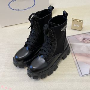 Nouvelles bottes Black Ankle Biker Plateforme Chunky Flats Combat Boots à lacets à talons bas Boots Chaînes en cuir Chaussures de concepteurs de luxe Taille 35-41