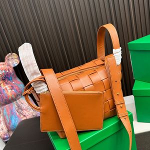 Nuevo bolso de bolos Bolsos tejidos Nuevos bolsos de mano Mochila de piel de becerro Bolsos de marca de diseñador Bolsos de viaje elegantes de alta calidad Paquete de gran capacidad de lujo