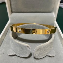 Nieuwe merkarmband Klassieke designerarmband Europese modepaar Manchetarmband Sieraden voor vrouwen Hoge kwaliteit 316L titaniumstaal designerarmband vrouw