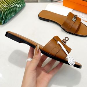 Nieuw merkontwerp Vrouwenleren sandalen in het zomer vierkant vliegtuig en elegante dame -sandalen buitenshuis Beach Skate Shoes Button Plus Maat 42