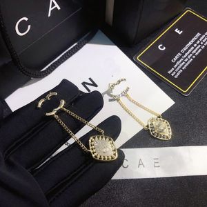 Nueva marca de diseñador Pendiente de cadena Estilo clásico Stud Primavera Mujeres Regalos de amor Pendientes Vintage Marca de lujo Pendientes con dijes Caja de embalaje joyería boutique