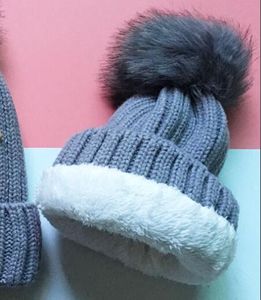 Nouvelle marque de luxe bonnets élégant épaississement tricoté chapeaux casquette hiver casquette décontractée femmes Pom-pom crâne casquettes cadeau de noël