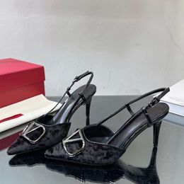Nouvelle marque Slingbacks Femmes en peluche Designer Sandaux Fashion High Heel Strap Backle Metal Buckle Casual Farty Robe Shoes Taille Dh