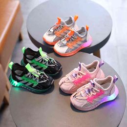 Nieuwe ademende LED -licht gloeiende sneakers kinderen hardloopschoenen kinderen licht lichtschoenen op voor meisjesjongens met vleugels E03132 G220517