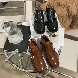 Nieuwe Monk-schoenen in Britse stijl met ontwerp met dubbele gesp. Kleine leren Britse damesschoenen met ronde neus