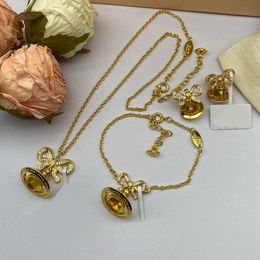 Nouveau collier de perles cassé Saturne Planet Love Bow Bow Pendant Femmes Clicule Chaîne Diamonds Colliers de perles Bijoux de créateurs N0223