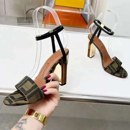 Nuevas sandalias de tacón alto de tela marrón Clásicos Jacquard Metal dorado Correa de tobillo redonda hueca Sandalia de tacón grueso Zapatos de vestir de fiesta de diseñador con letras de diseñador para mujer