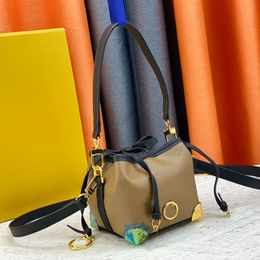 Nouveau Sac Seau Chaîne Mini Sac Fourre-Tout Femmes Épaule Sacs À Bandoulière Poignée Supérieure Sac À Main Embrayage Porte-Monnaie Or Angle Pendentif Lettre De Luxe Imprimer Toile Portefeuilles En Cuir