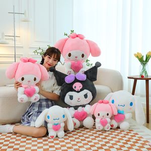 Nieuwe cartoon afbeelding Love Series Doll schattig hart knuffelen pluche pop greep machinepop zacht materiaal kussendecompressie en rustgevende pluche speelgoedgroothandel op voorraad